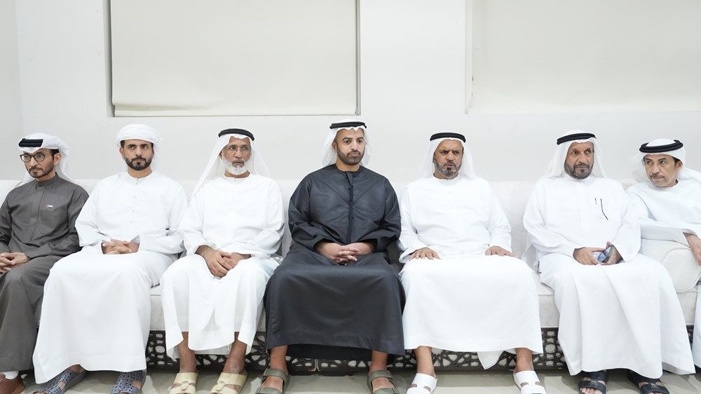 محمد بن سعود يقدم واجب العزاء في وفاة الشهيد علي الطنيجي