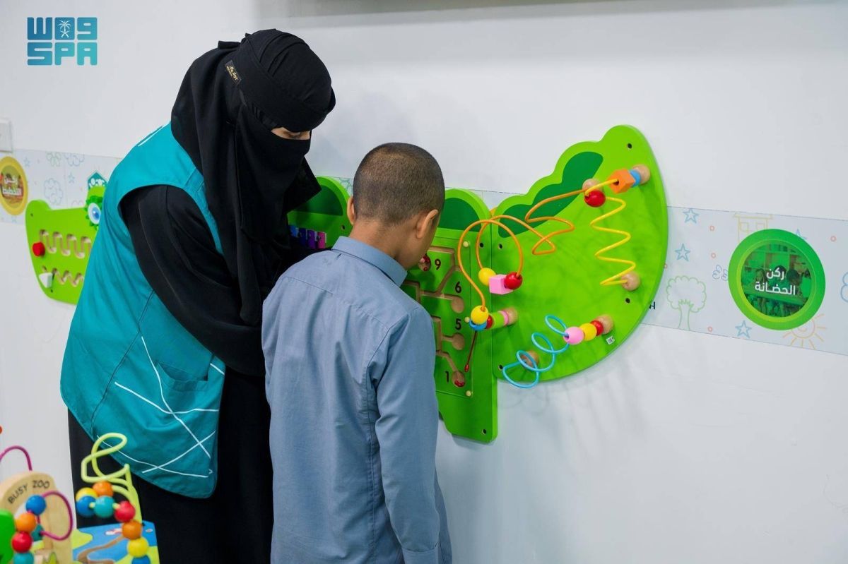 «هدية» تعتني بأكثر من 3 آلاف طفل في المسجد النبوي منذ غرة رمضان