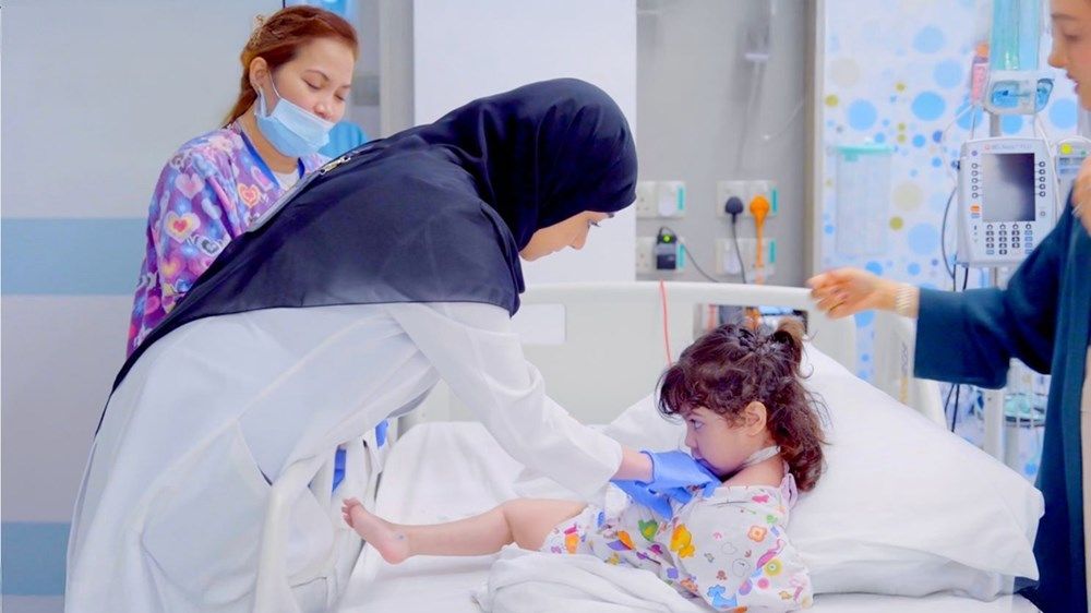 نجاح إجراء أول خزعة قلبية لطفل خضع لعملية زراعة قلب في "خليفة الطبية"
