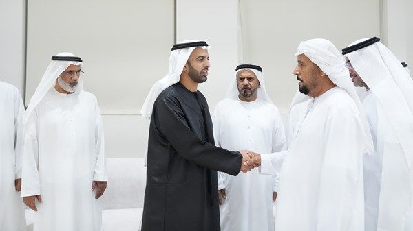 محمد بن سعود يقدم واجب العزاء في وفاة الشهيد علي الطنيجي