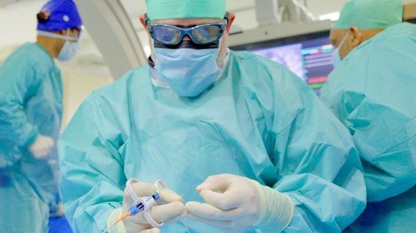 نجاح إجراء أول خزعة قلبية لطفل خضع لعملية زراعة قلب في "خليفة الطبية"