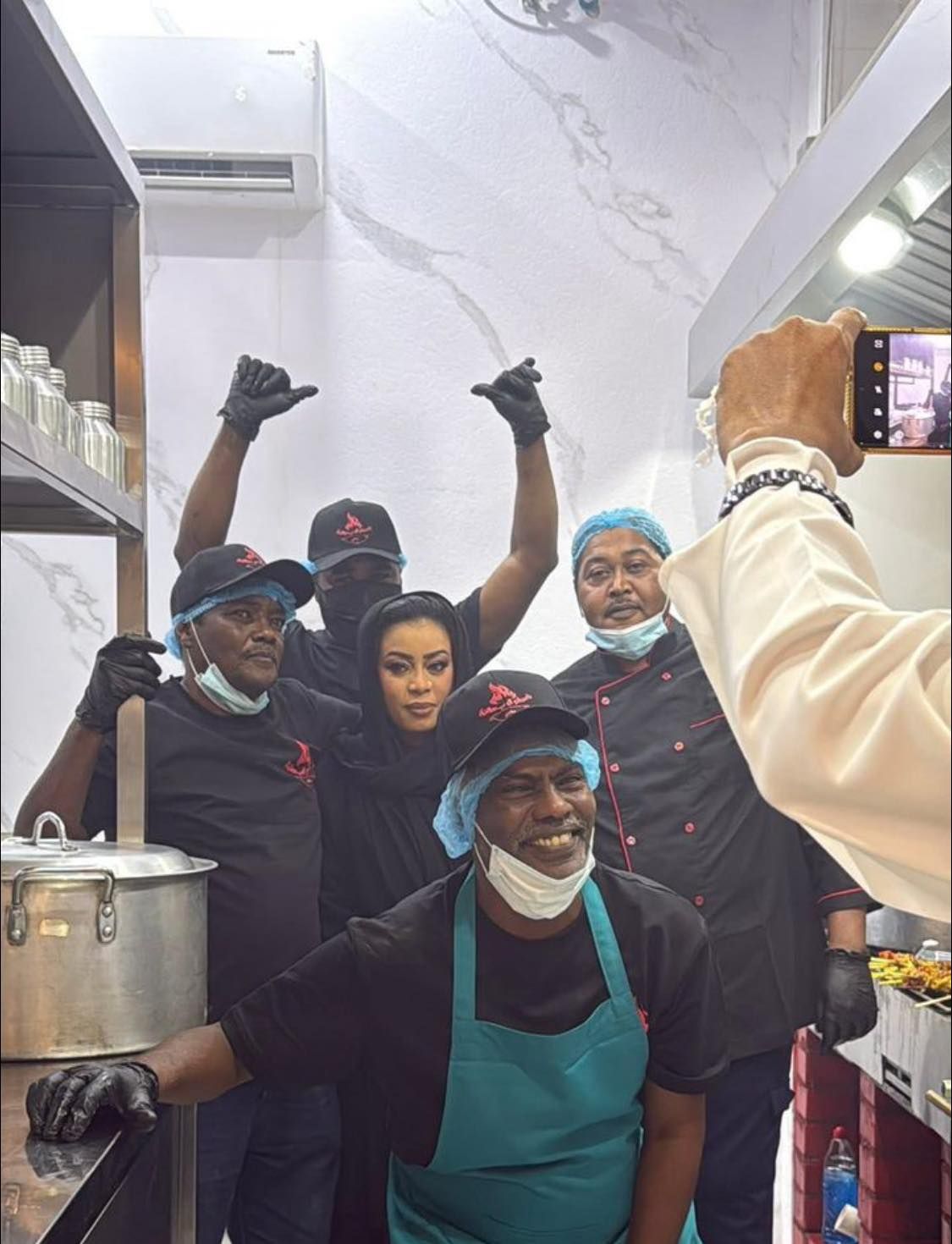 شاهد.. الفنانة إيمان الشريف تخطف الأضواء بصور مع عمال مطعمها الجديد وتشكر المطرب يوسف البربري “فضلك علينا كتير يا تاج في الراس”