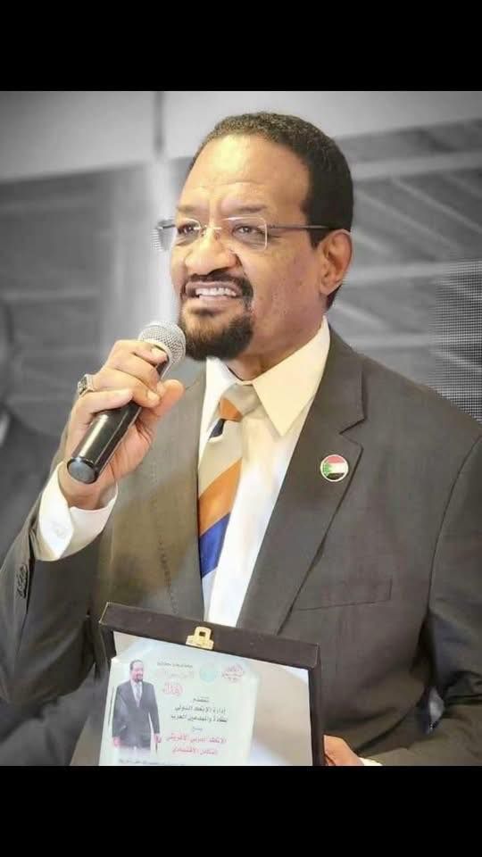 بالصور.. الاتحاد العربي الافريقي يمنح شيخ الأمين لقب السفير الفخري وكلية كامبريدج تمنحه الدكتوراه الفخرية وسط إحتفاء حيرانه