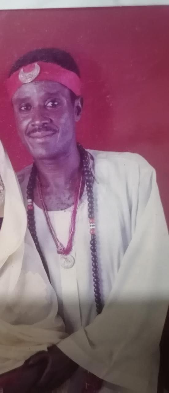 بالصورة.. وفاة الأب البيولوجي للفنان سجاد بحري والمطرب ينعيه بتدوينة مختصرة والجمهور يهاجمه: (من ناحية دينيه هو والدك وهو سبب وجودك في الحياة)