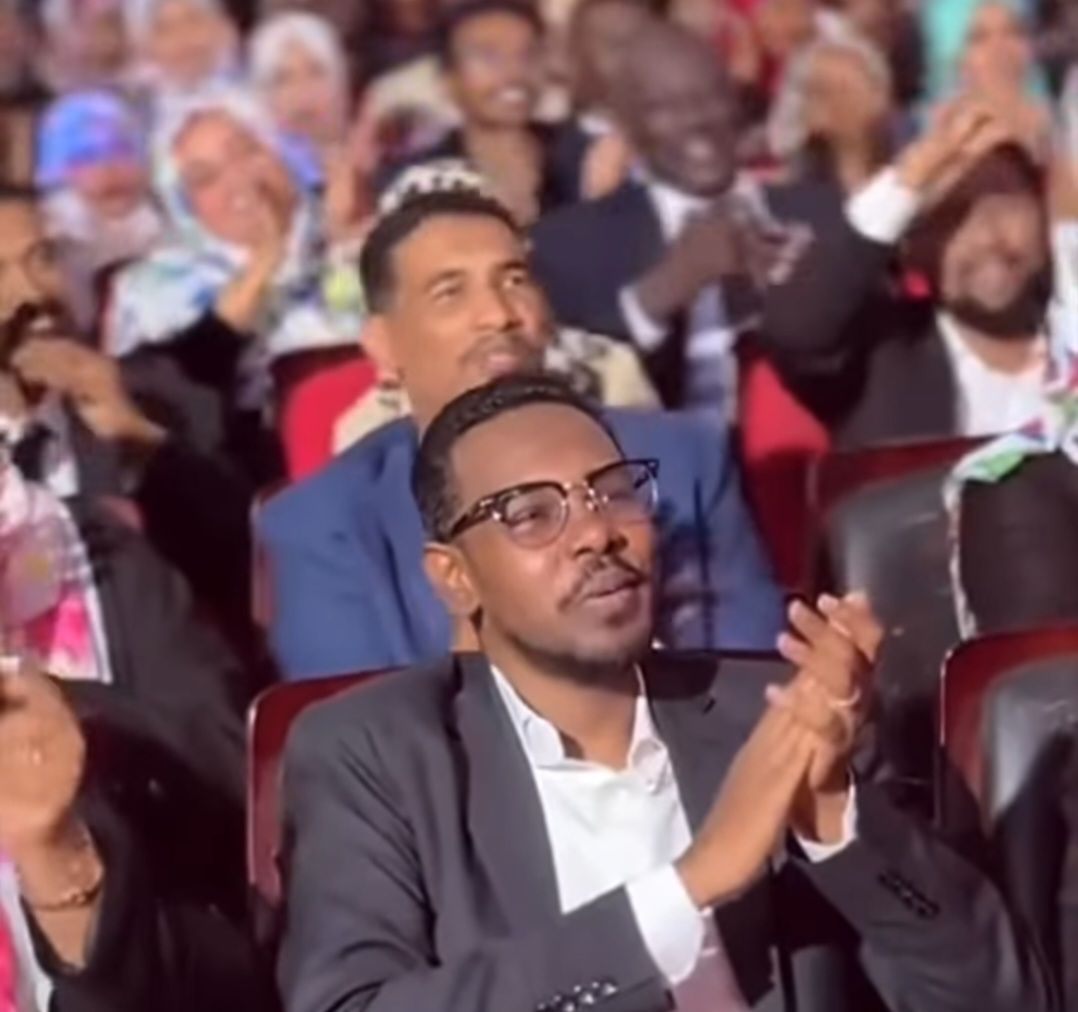 شاهد بالصورة والفيديو.. طالبة بمدارس أبو ذر الكودة تبدع في أداء أغنية الفنان حمد الريح ومؤسس المدارس يتفاعل معها بإعجاب كبير