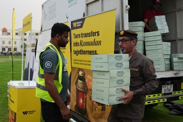 إقامة دبي توزع 135 ألف وجبة إفطار على العمال ضمن مبادرة «حافلة الخير»