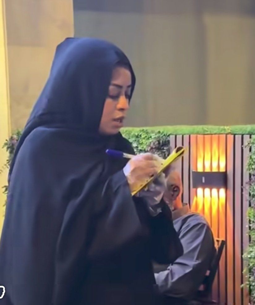 شاهد بالصورة والفيديو.. الفنانة إيمان الشريف تفاجئ زبائن مطعمها الجديد بالعمل كموظفة “ويتر” ومعلق ساخر: (لو قالت لي تطلب شنو أقول ليها بطلب إيدك)