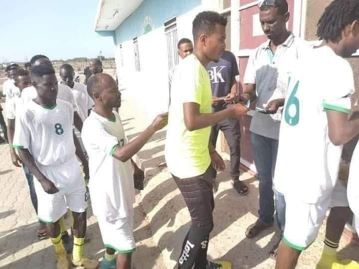 بالصورة.. في لفتة فريدة.. لاعبو كرة قدم بأحد الدوريات بالسودان يصرون على دفع ثمن تذاكر المباراة أمام بوابات الإستاد دعماً لعلاج أحد الحكام