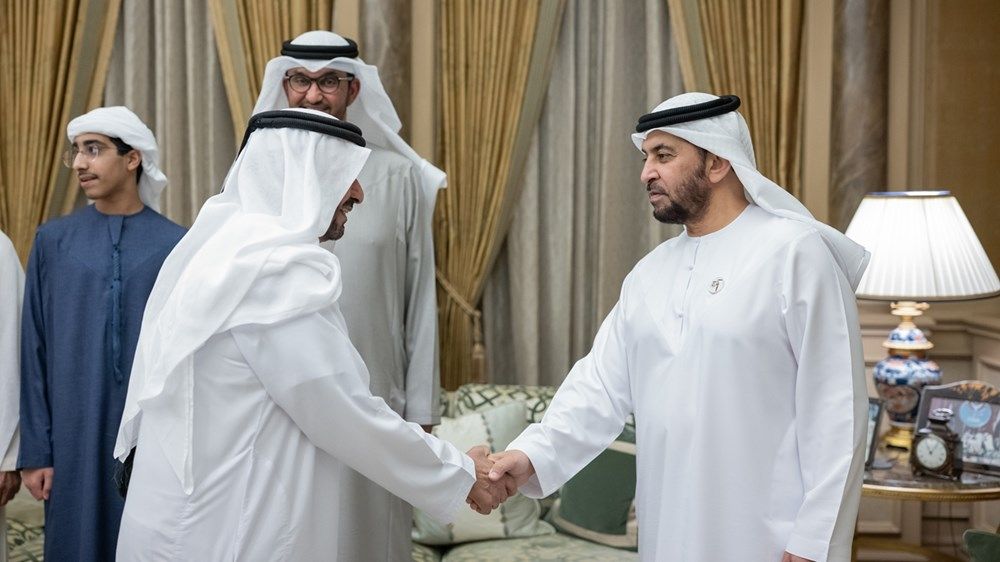 حمدان بن زايد يستقبل المهنئين بالعشر الأواخر من رمضان