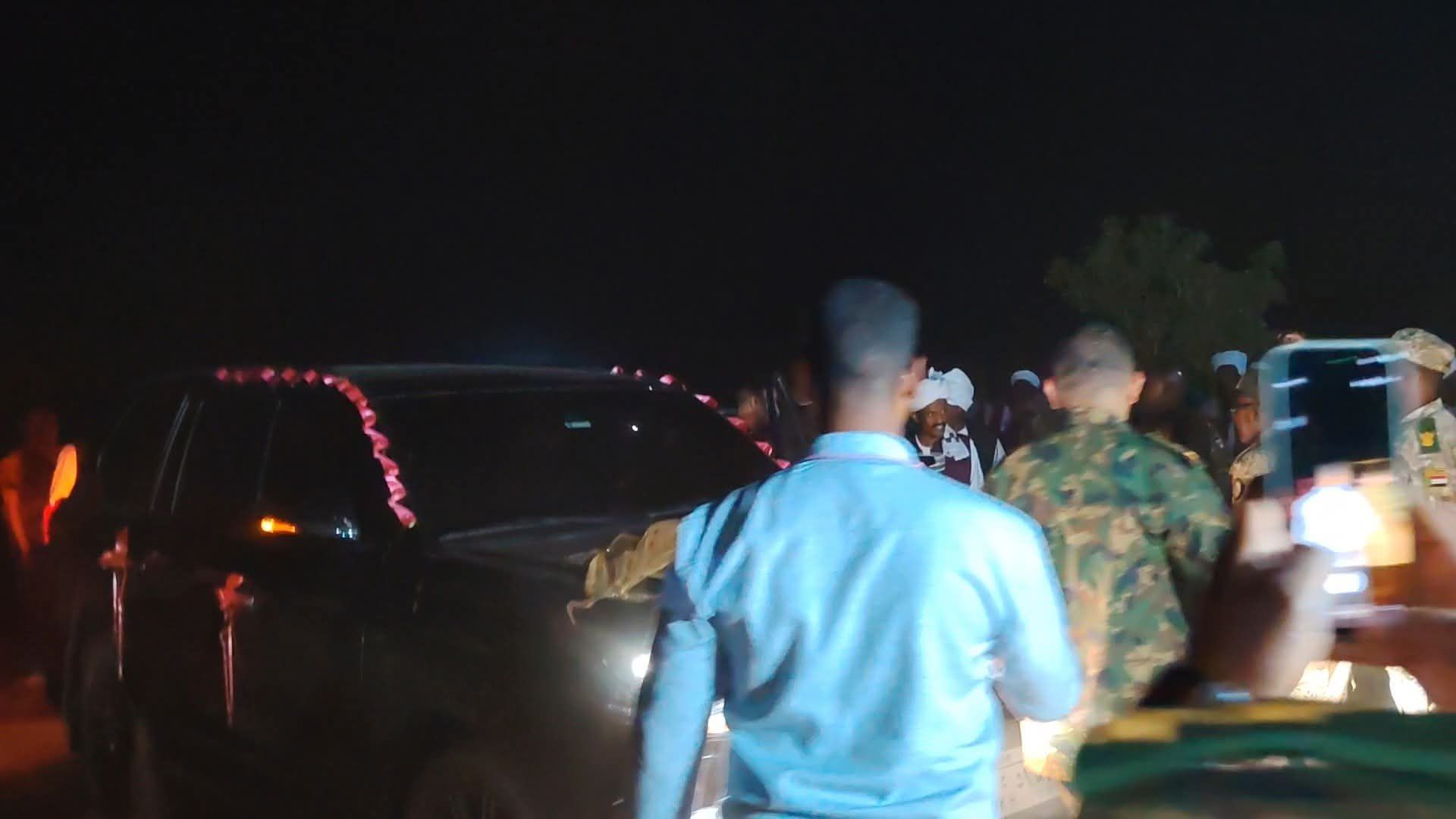 شاهد بالصور.. منتدى البطانة الثقافي يهدي قائد درع السودان أبو عاقلة كيكل سيارة “لكزس” مصفحة يبلغ سعرها 265 ألف دولار