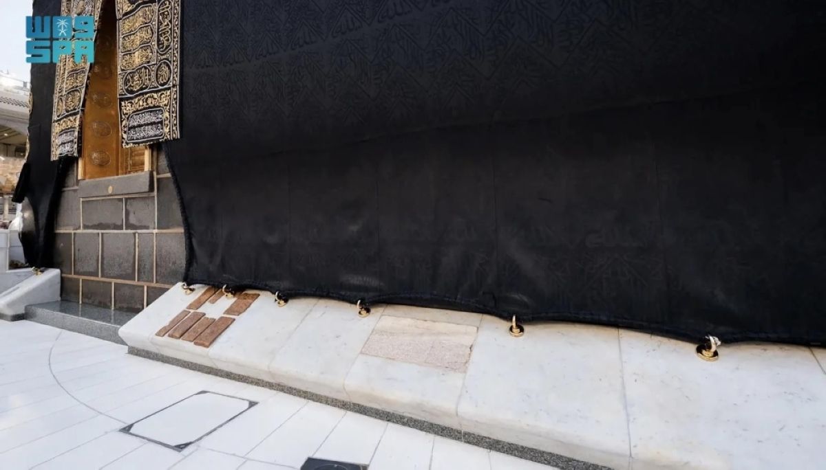 الشاذروان.. معلم معماري 
يعانق الكعبة المشرفة ويعزز متانة بنيانها