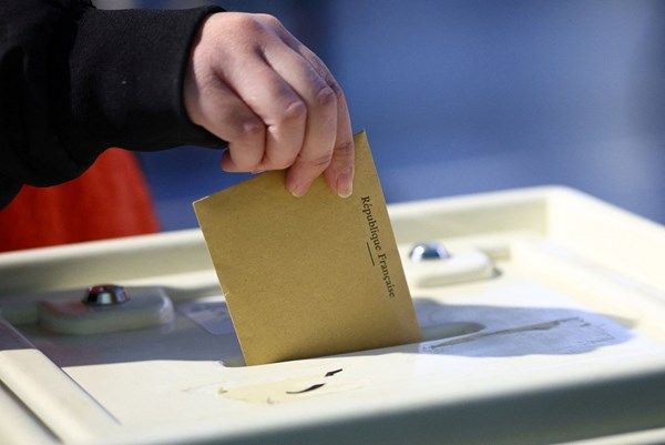 الناخبون في فرنسا يتوجهون إلى الاقتراع في انتخابات بلدية