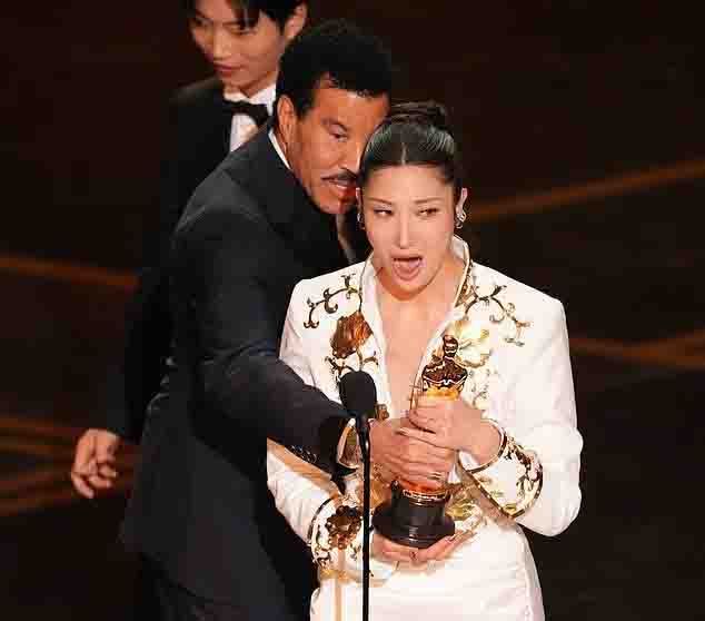 أوسكار ٣٠٢٦: نجوم، مفاجآت، ودراما على السجادة الحمراء… اليكم كل الفائزين واللحظات التي لا تُنسى