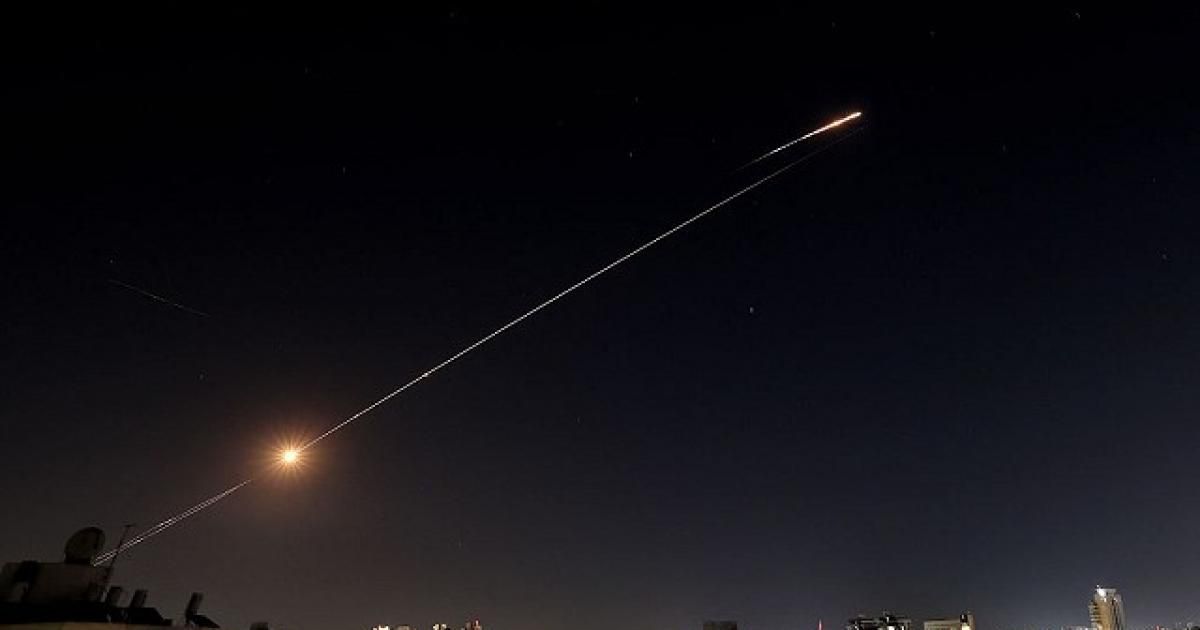 الحرس الثوري الإيراني يعلن إطلاق صواريخ ومسيرات باتجاه إسرائيل