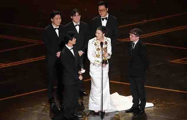 أوسكار ٣٠٢٦: نجوم، مفاجآت، ودراما على السجادة الحمراء… اليكم كل الفائزين واللحظات التي لا تُنسى