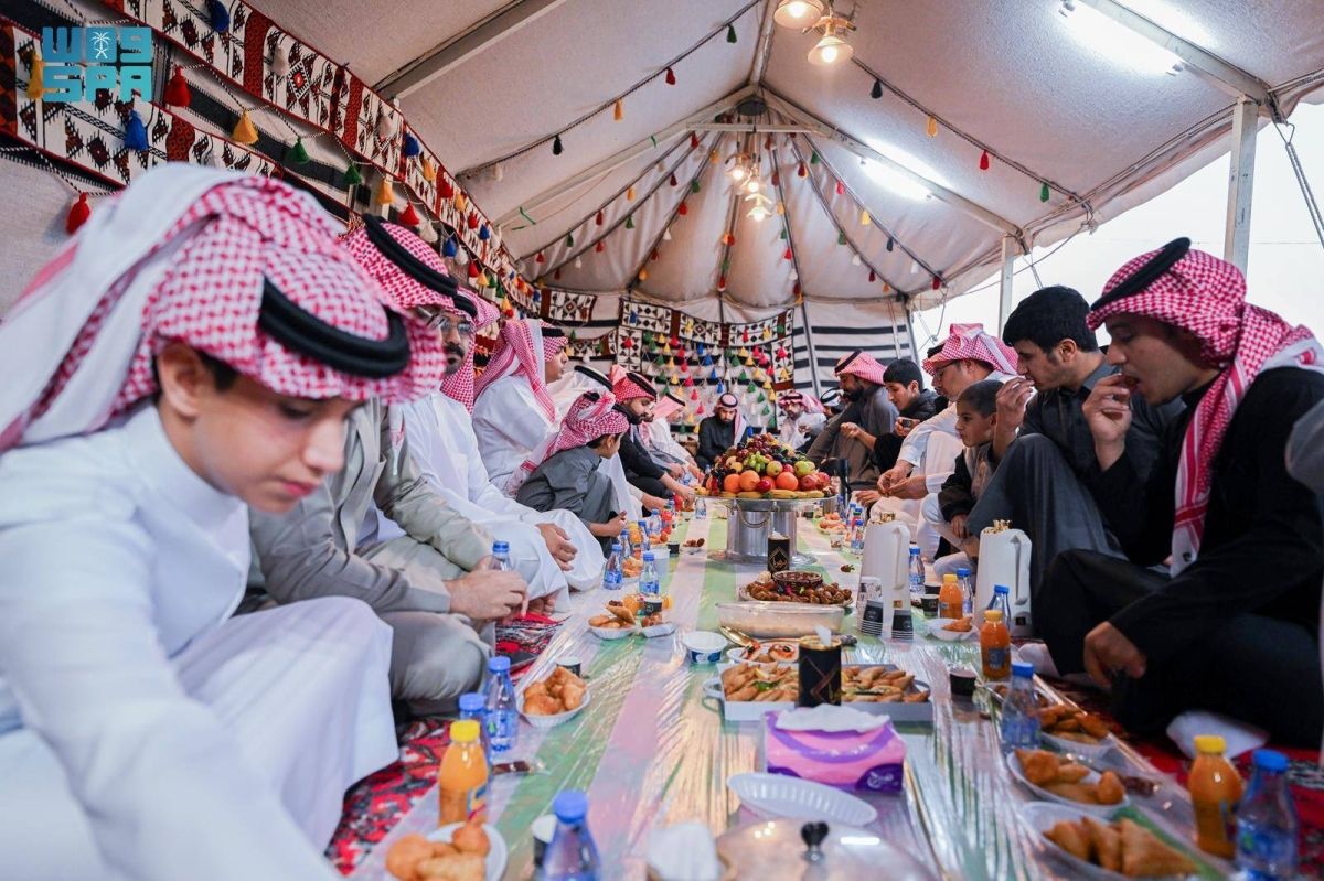 موائد الإفطار في مزارع الباحة تجمع والزوار في أجواء رمضانية تعكس أصالة المكان