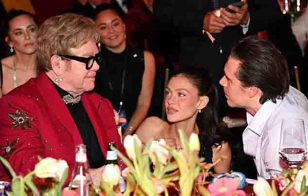 هل حاول إلتون جون التوسط بين بروكلين بيكهام وعائلته خلال حفل الأوسكار؟ إليكم التفاصيل