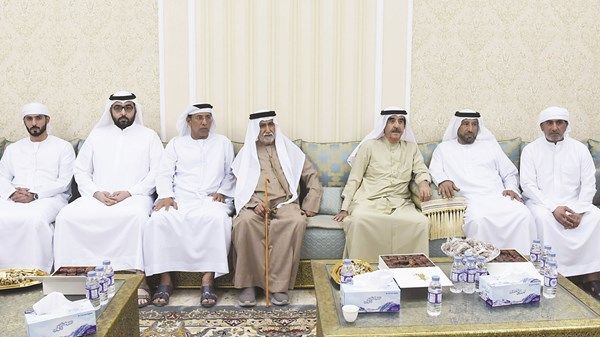 حاكم أم القيوين يقدم واجب العزاء في وفاة جابر سيف بن بدر العليلي