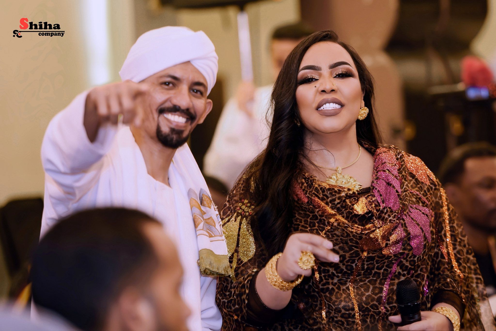 شاهد بالفيديو.. الفنان على الشيخ يهدي صديقته المطربة هدى عربي هدية عبارة عن “خاتم” من الذهب الفاخر والسلطانة تشكره (نورتوني وشرفتوني جداً)