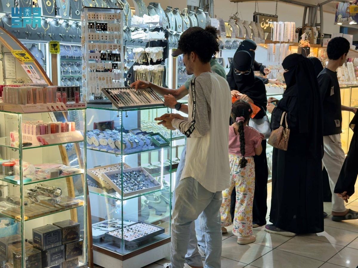 حركة تجارية نشطة في أسواق مكة المكرمة مع قرب عيد الفطر