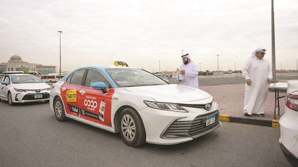 «أجرة الشارقة» توزّع 21 ألف وجبة إفطار على سائقي مركبات الأجرة