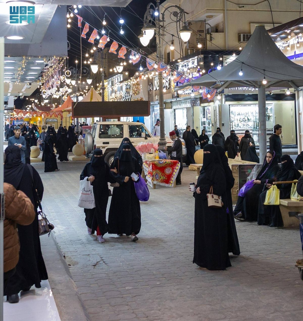 الأسواق الشعبية تنافس المجمعات التجارية في توفير مستلزمات العيد