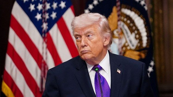 ترامب يؤكد لملك البحرين هاتفياً دعم واشنطن الكامل لدول الخليج وإدانته للهجمات الإيرانية