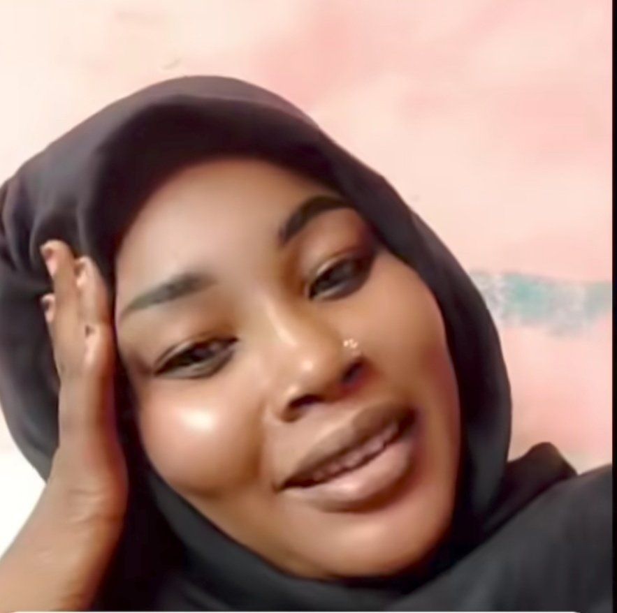 شاهد بالصورة والفيديو.. تيكتوكر سودانية تثير ضجة واسعة: (نحنا النسوان بقينا كتار والرجال انعدموا والمصيبة ظهروا “كلجات” أصبحوا يضايقونا في الرجال الفضلوا)