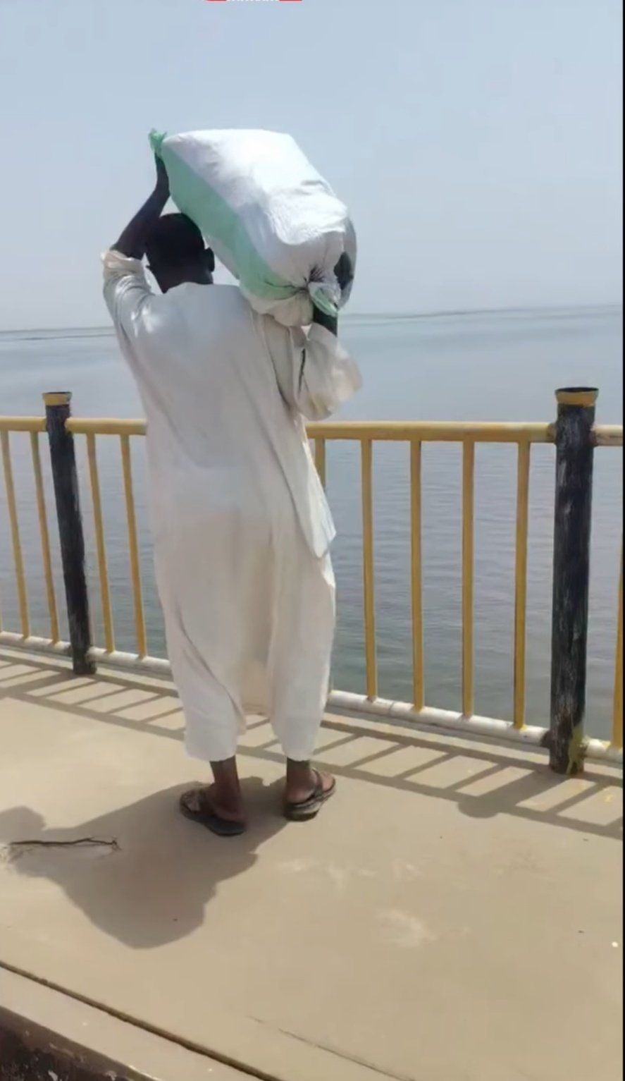 شاهد بالفيديو.. وضعوها على “شوالات”.. سودانيون يقومون برمي المصاحف الممزقة داخل النيل وسط خلافات وجدلاً واسعاً على مواقع التواصل