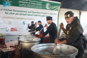 توزيع الوجبات الغذائية في غزة.. تكثيف الدعم للنازحين ضمن الحملة السعودية للإغاثة