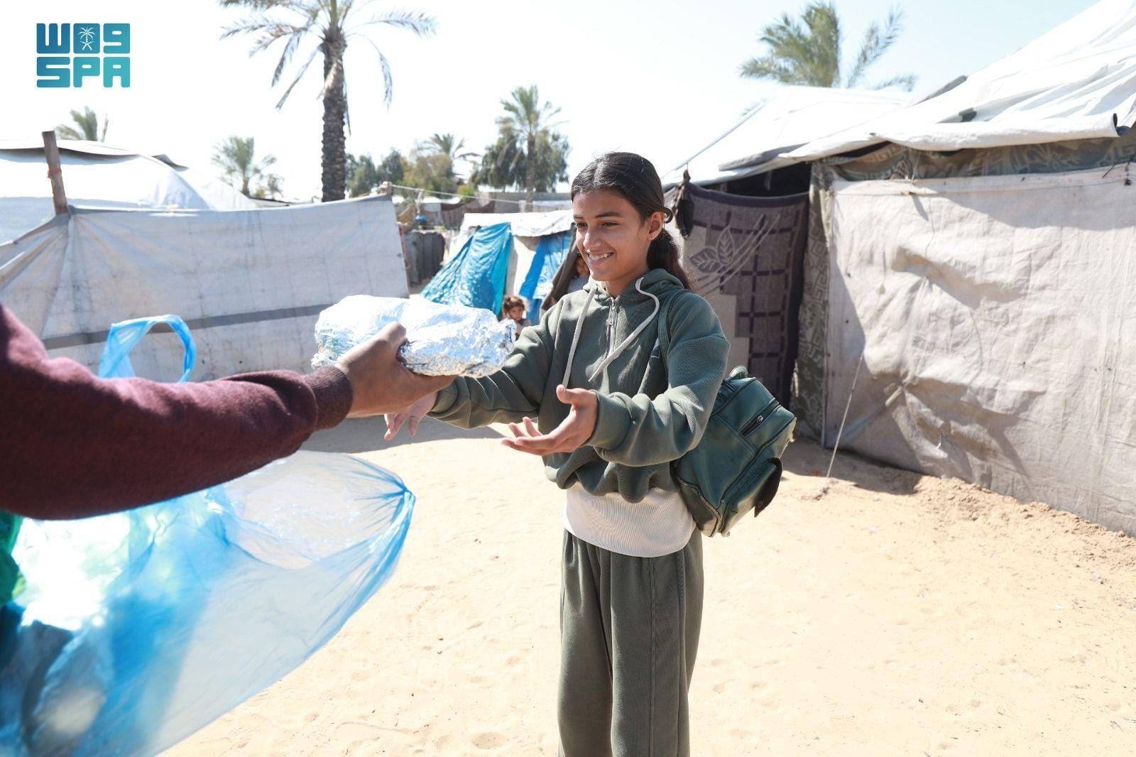 توزيع وجبات غذائية في غزة.. مركز الملك سلمان للإغاثة يدعم آلاف الأسر النازحة يوميًا