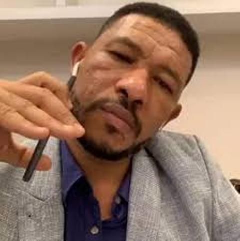 شاهد بالفيديو.. الناشط السياسي عثمان ذو النون يحكي عن محبة السودانيين بالسعودية له : (أهدوني حلاقة مجانا وعلى الله وساعة وعطور)