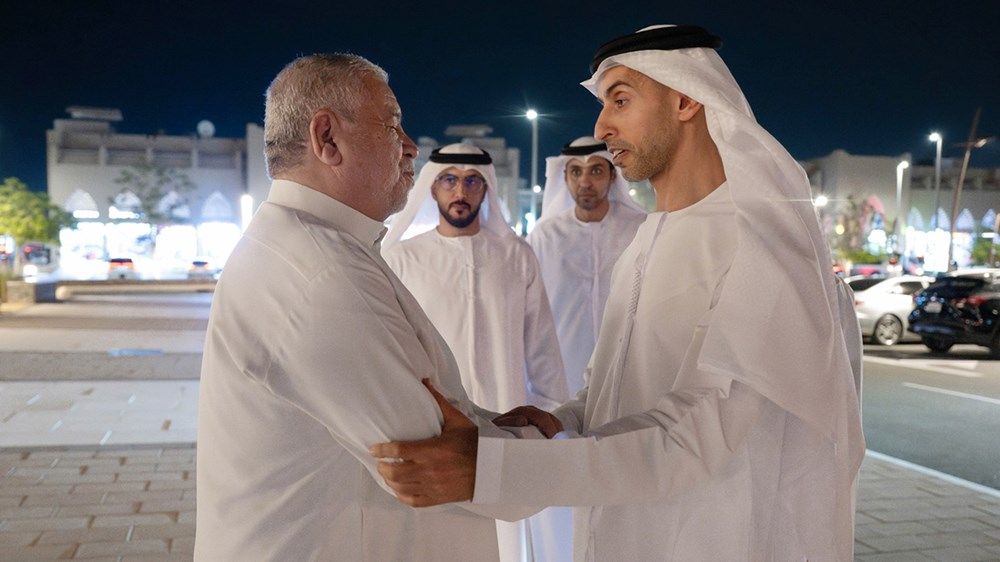 خالد بن زايد يُقدم واجب العزاء في وفاة آلاء نادر مشتهى