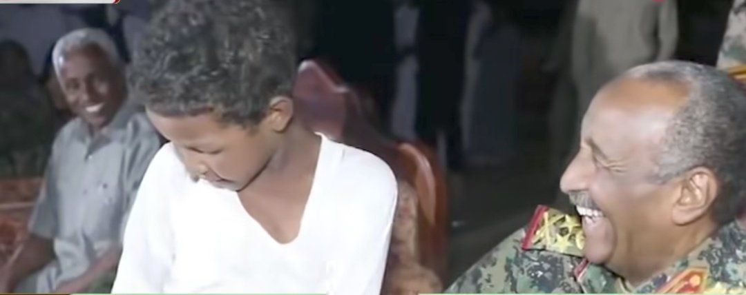 شاهد بالصور والفيديو.. لقطة طريفة.. طفل سوداني يرتبك أثناء محاولته التقاط “سيلفي” مع “البرهان” وقائد الجيش يقابل الموقف بضحكات عالية
