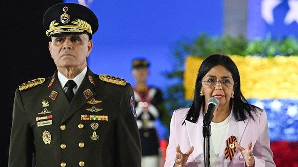 رئيسة فنزويلا المؤقتة تعلن إقالة وزير الدفاع