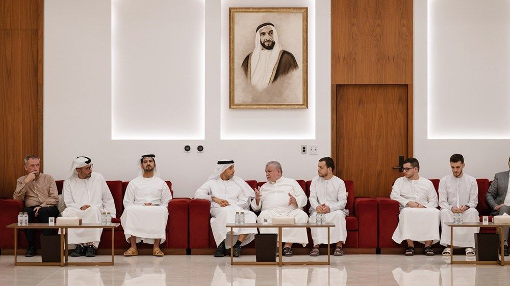 خالد بن زايد يُقدم واجب العزاء في وفاة آلاء نادر مشتهى