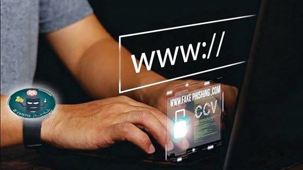 شرطة أبوظبي تدعو لاستخدام التطبيقات الرسمية لطلب الخدمات أو الشراء الإلكتروني