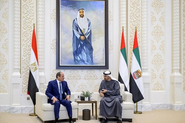 رئيس الدولة والرئيس المصري يبحثان علاقات التعاون والتطورات الإقليمية