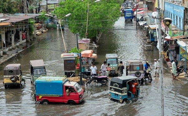 19 قتيلاً جراء عاصفة قوية ضربت كراتشي الباكستانية