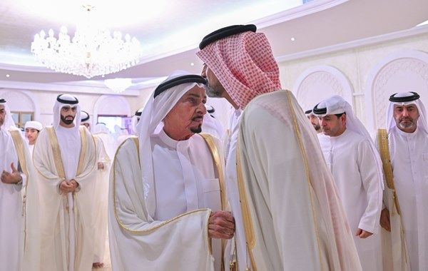 حاكم عجمان وولي عهده يؤدّيان صلاة عيد الفطر في مسجد قصر الزاهر