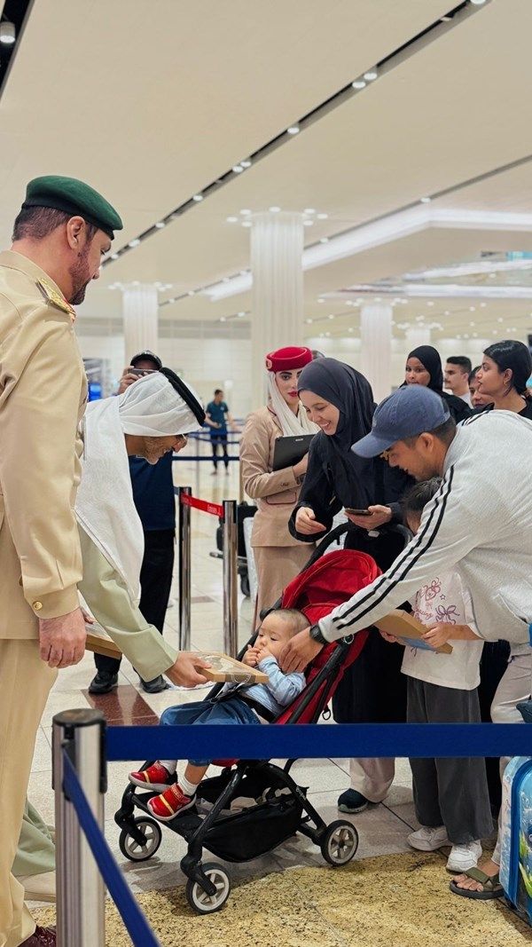 شرطة دبي تطلق مبادرة لتوزيع هدايا تذكارية على المسافرين خلال عيد الفطر