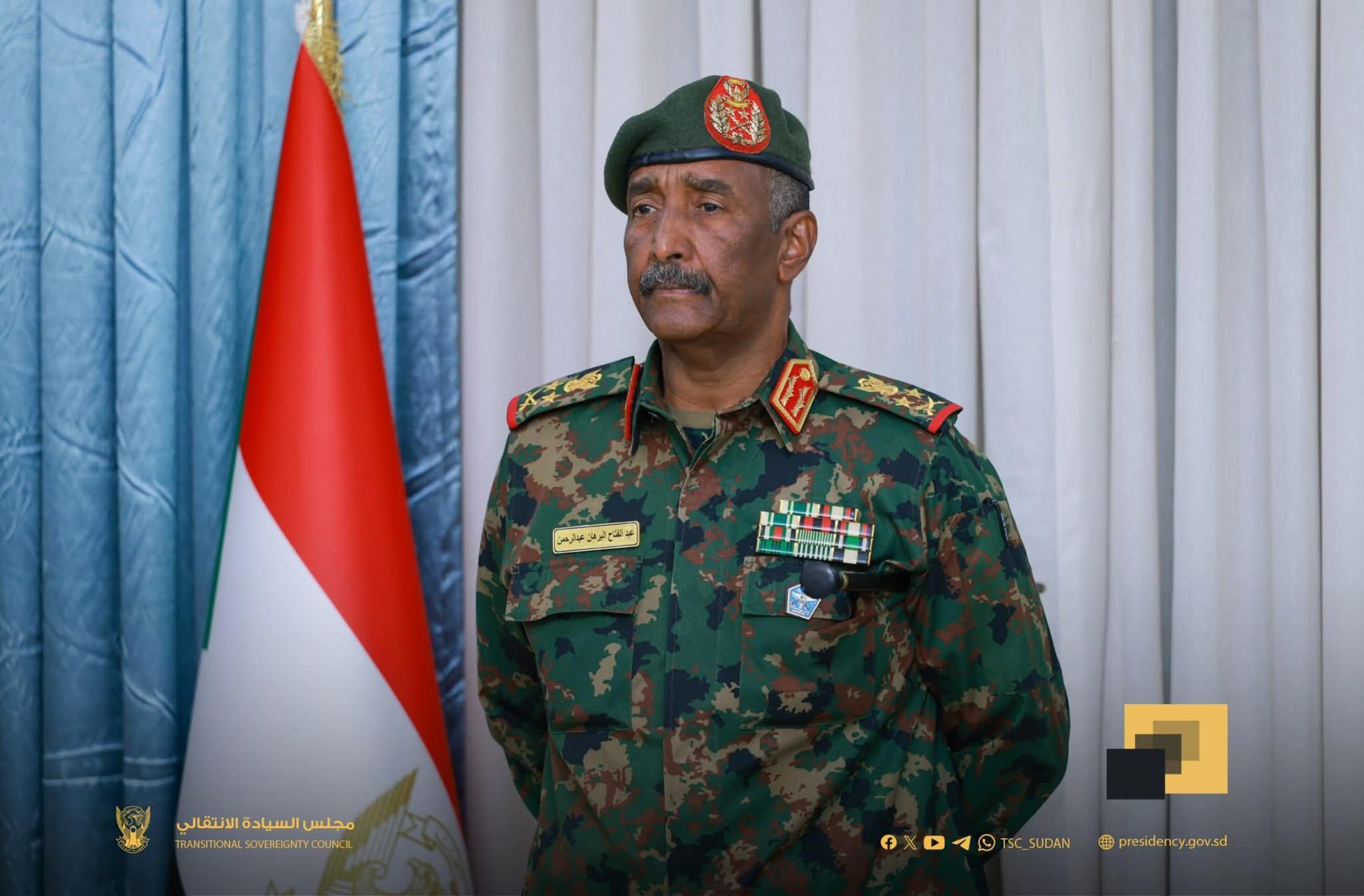 رئيس مجلس السيادة القائد العام للقوات المسلحة السودانية يؤدي صلاة عيد الفطر بمسجد القيادة العامة