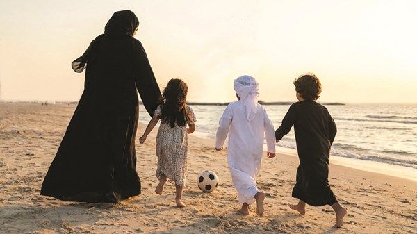 الأم في الإمارات.. تقدير متجدد لصانعة الأجيال