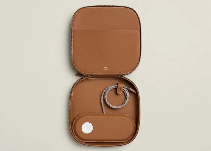 تكنولوجيا: شاحن Paddock Duo MagSafe الفاخر من هيرميس ينطلق بسعر يتجاوز ثلاثة هواتف iPhone 17 Pro