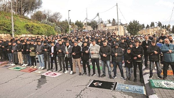 آلاف الفلسطينيين يؤدون صلاة عيد الفطر في محيط المسجد الأقصى