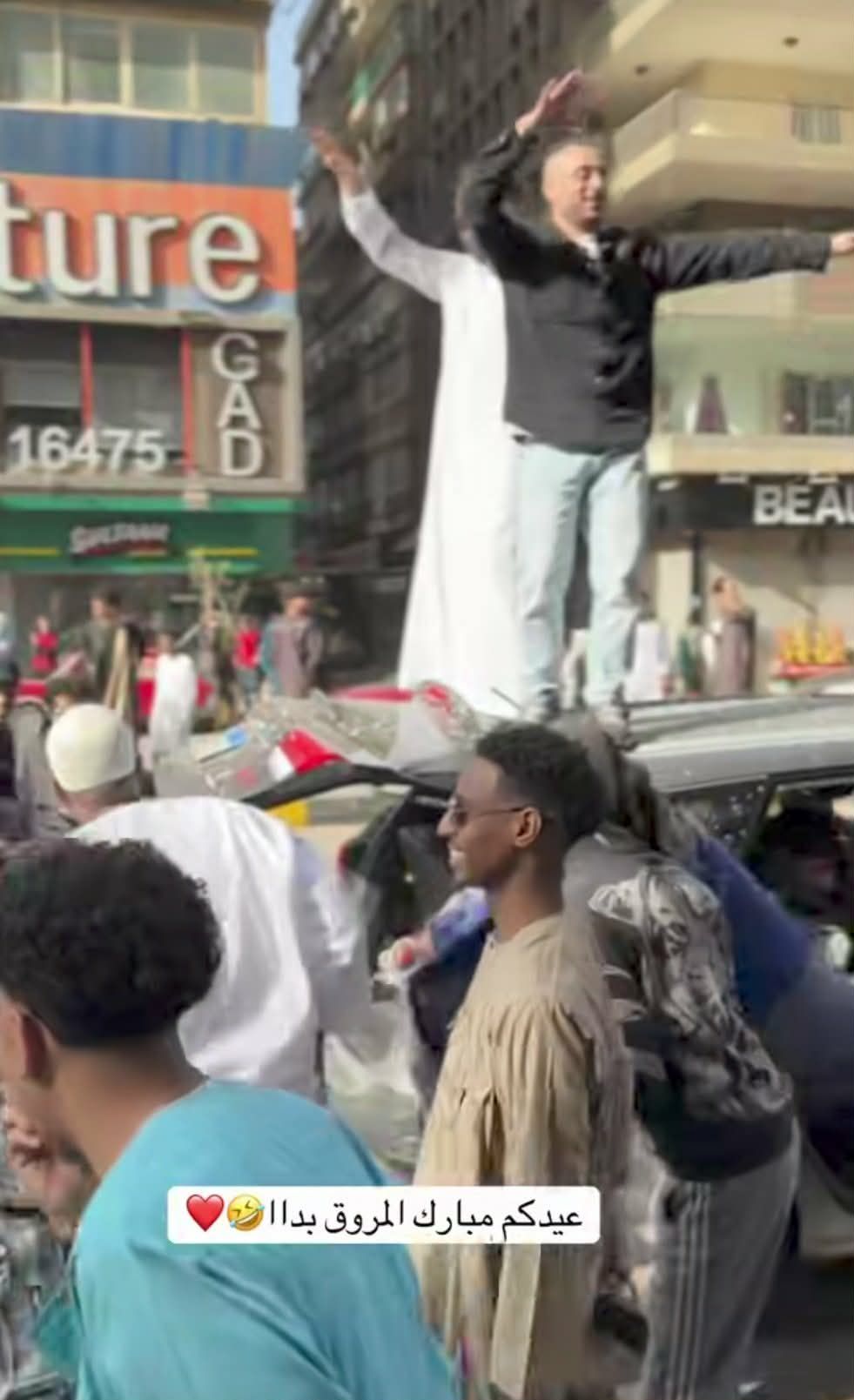 شاهد بالفيديو.. شباب سودانيون يحتفلون بالعيد من قلب القاهرة بالرقص بمشاركة أصدقائهم المصريين وساخرون: (الكشة بتجيكم بس ما تصيجوا)