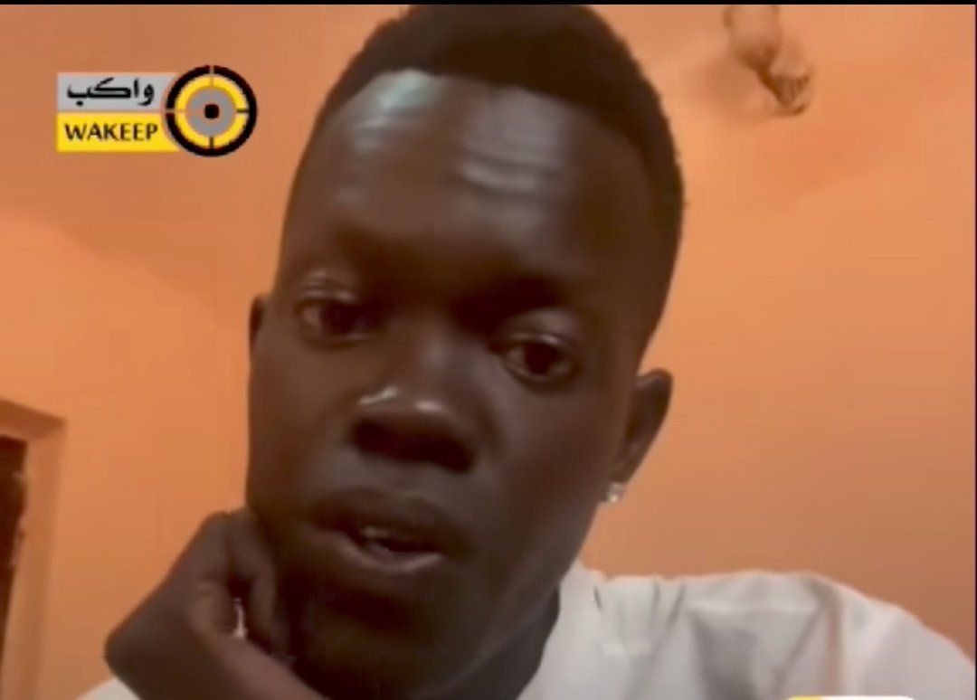 شاهد بالصورة والفيديو.. بصوت طروب وأداء جميل.. شاب جنوب سوداني يتغنى برائعة الحقيبة “قلبي همالو”