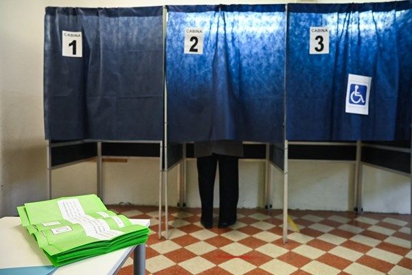 الإيطاليون يبدأون التصويت في الاستفتاء القضائي