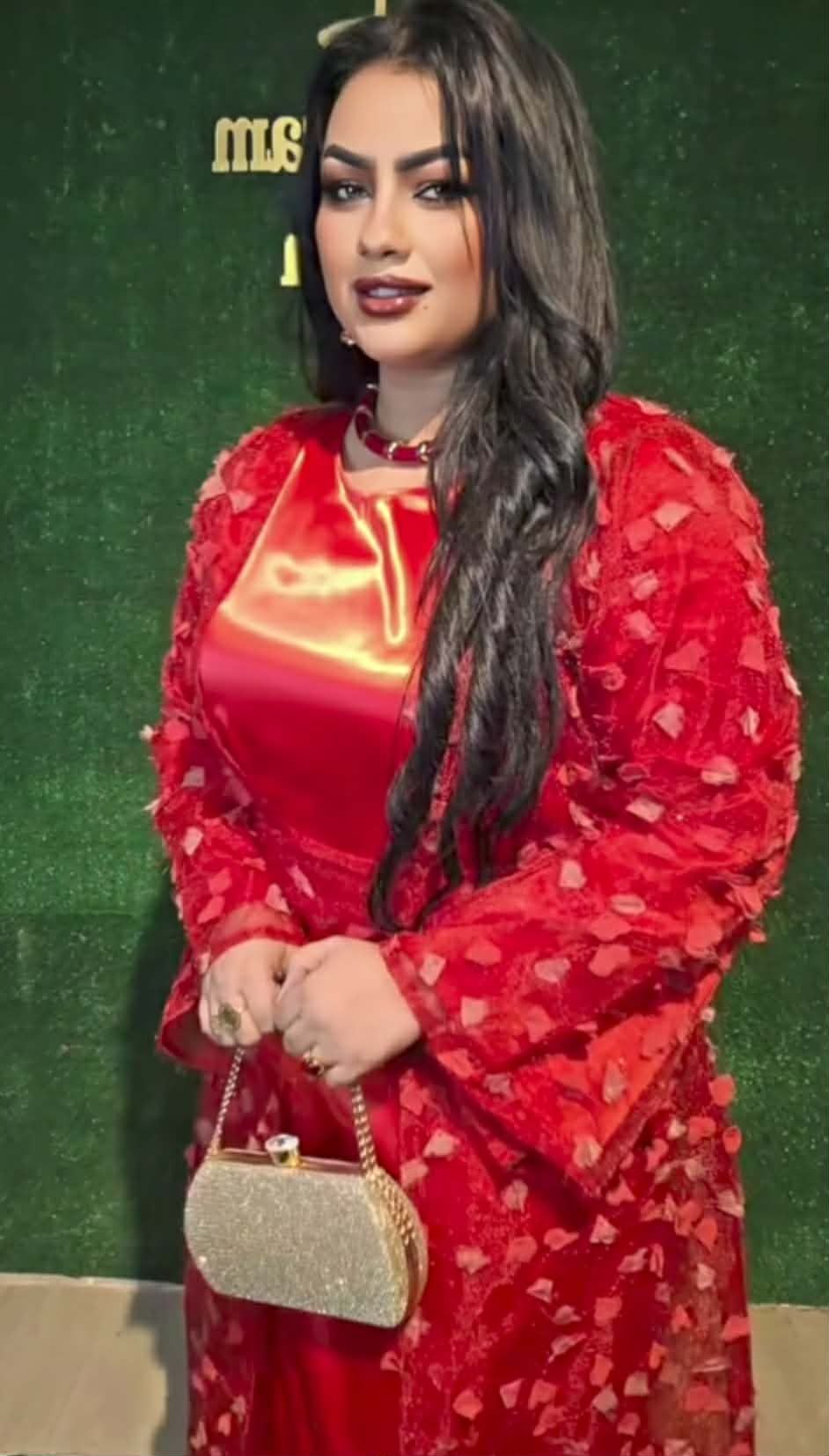 شاهد بالصور والفيديو.. حسناء الفن السوداني تخطف الأضواء في العيد بإطلالة بالفستان الأحمر