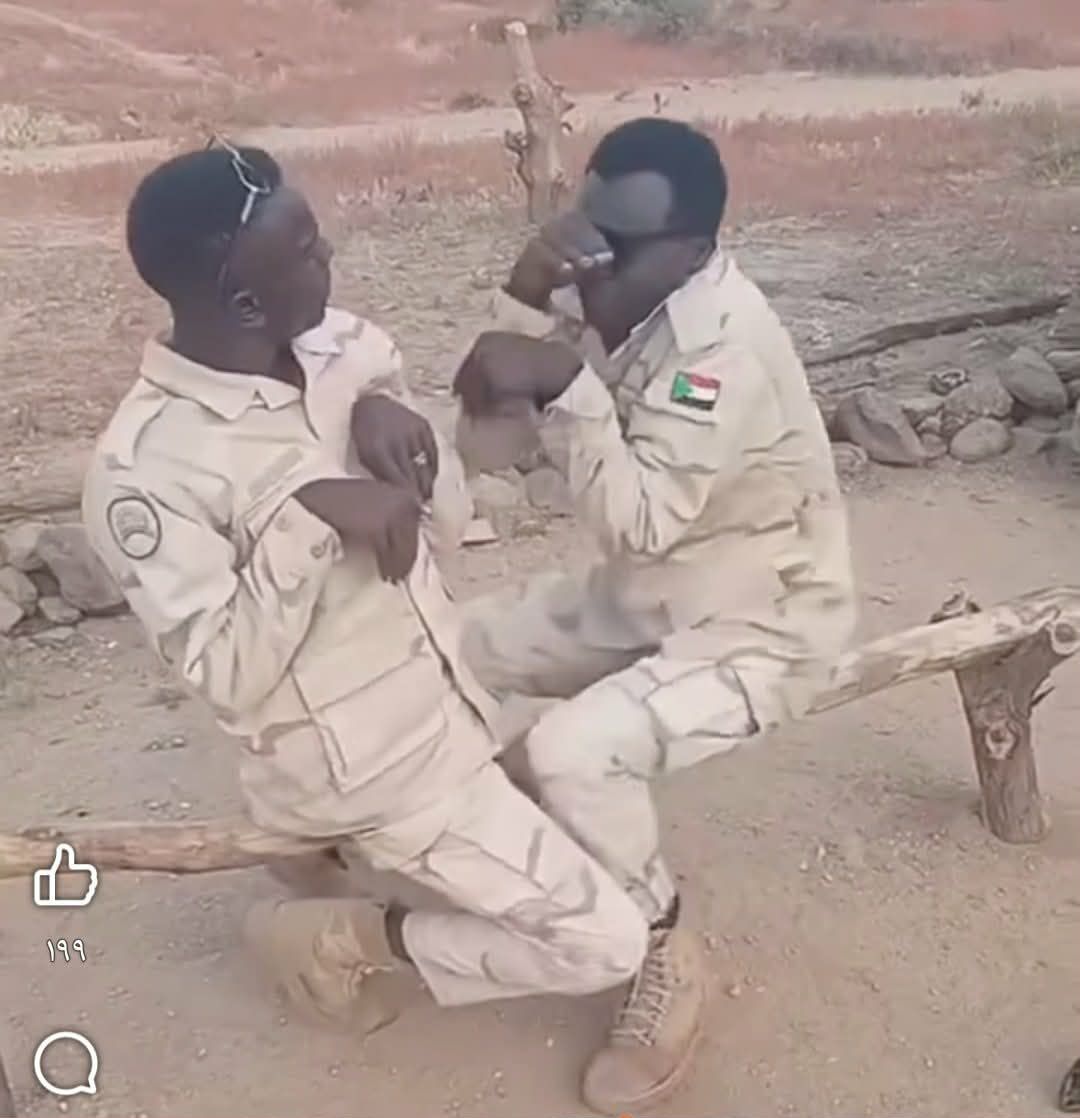 شاهد بالصورة والفيديو.. اثنين من منسوبي الدعم السريع يقلدان القرود ويتعرضان لسخرية واسعة على السوشيال ميديا